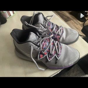kyrie irving 5 atmosphere gray metallic size yth 6